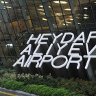 Aeroportul din Baku are un stil futurist și organic, cu suprafețe vitrate mari, volume curbe și interioare din lemn ce amintesc de capsule naturale, combinând tehnologia cu un design elegant.