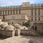 Băile antice Gasim Bey, cu tipicele cupole din piatră, se află în Orașul Vechi din Baku lângă Four Seasons Hotel, îmbinând istoria cu luxul contemporan.