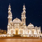 Magnifica moschee din Baku impresionează prin arhitectura elegantă, cupolele impunătoare și minaretele iluminate, simbol spiritual și cultural al capitalei azere.