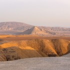 Munții din Gobustan oferă peisaje spectaculoase cu dealuri aurii și forme ondulate: un cadru autentic și sugestiv, ideal pentru a descoperi natura Azerbaidjanului.