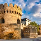 Zidurile din Icheri Sheher, Baku, spun o istorie de secole prin turnuri și bastioane medievale, simbol al patrimoniului cultural al Azerbaidjanului în inima orașului.