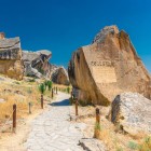 Rezervația Parcului Național Gobustan oferă peisaje stâncoase unice și trasee naturale, îmbinând istoria milenară cu fascinantul patrimoniu preistoric al Azerbaidjanului.