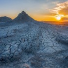 Vulcanii noroioși din Gobustan creează un peisaj aproape lunar, cu coline gri și crăpături argiloase: un spectacol natural unic lângă Baku, Azerbaidjan.