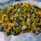 Prim-plan cu Althaea officinalis, sau nalbă medicinală, într-un sac alb la animatul Yashil Bazar din Baku, printre plante uscate, condimente și tradiții locale autentice.