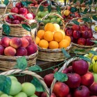 Coșuri cu fructe proaspete și colorate la Yasil Bazar din Baku prezintă produse locale și tradiții gastronomice azere într-o atmosferă animată.