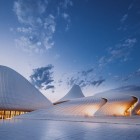 Centrul Heydar Aliyev din Baku, proiectat de Zaha Hadid și inaugurat în 2012, simbolizează Azerbaidjanul modern prin linii fluide și spații culturale inovatoare.