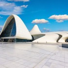 Centrul Cultural Heydar Aliyev din Baku impresionează prin liniile fluide și moderne, simbol al arhitecturii contemporane azere într-un amplu spațiu urban.