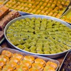 Dulciuri tradiționale azere expuse în piața din Baku, inclusiv baklava și specialități locale, bogate în culori, arome și gusturi autentice.