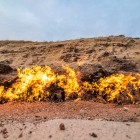 Colina Yanardag din Azerbaidjan este străbătută de flăcări naturale care ard de-a lungul versantului, alimentate de emanații continue de gaz din subsol.