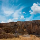 Rocile preistorice din Parcul Național Gobustan, Azerbaidjan, păstrează petroglife vechi de milenii ce ilustrează viața, ritualurile și tradițiile civilizațiilor antice.