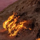 Muntele de Foc Yanardag din Azerbaidjan prezintă flăcări naturale care ard de-a lungul versantului stâncos, alimentate de gaz subteran într-un decor spectaculos la apus.