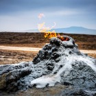 Vulcan de noroi din Parcul Național Gobustan, Azerbaidjan, cu emisii de gaz natural ce alimentează mici flăcări într-un peisaj geologic spectaculos și unic.