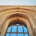 Portalul de intrare al moscheii Bibi Heybat din Baku prezintă decorațiuni sculptate elegante și arcade rafinate, un exemplu sugestiv de arhitectură islamică azeră