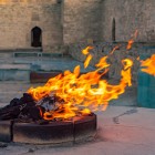 Brasierele Templului Focului din Absheron se formează din emanații naturale de gaz din subsol care, odată aprins, alimentează flăcări continue și sugestive.
