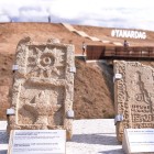Plăcile expuse pe colina Yanardag ilustrează artefacte istorice și simboluri legate de cultul focului, cu inscripții și gravuri ce reflectă tradițiile religioase și culturale ale Azerbaidjanului.