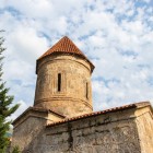 Biserica din Kish, posibil albaneză caucaziană, georgiană sau armeană în perioade diferite, rămâne un sit istoric fascinant ce reflectă bogatul patrimoniu religios al Azerbaidjanului.
