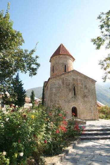 Legenda atribuie biserica Sfântului Eliseu, discipol al apostolului Tadeu, ajuns la Gis pentru a răspândi creștinismul și a construi aici lăcașul de cult.