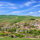 Satul Mereze din Azerbaidjan se întinde printre coline verzi domoale, case din piatră și acoperișuri colorate, într-un peisaj rural luminos și autentic.