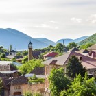 Sheki, în Caucazul Înalt azer, încântă prin case istorice, acoperișuri din lemn și dealuri verzi: unul dintre cele mai fermecătoare și vizitate orașe din regiune.