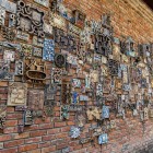 Casa Meșteșugarilor din Sheki celebrează arta azeră prin ceramică, mozaicuri și obiecte tradiționale, simbol al culturii locale de-a lungul vechiului Drum al Mătăsii.