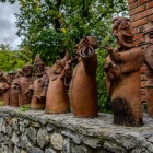 Sculpturi din teracotă reprezintă personaje tradiționale azere în costume istorice și cu instrumente, expresie a culturii locale și a tradițiilor străvechi.