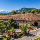 Caravanseraiul din Sheki, construit din piatră și cărămidă, era o oprire pe Drumul Mătăsii și impresionează astăzi prin curtea sa interioară și atmosfera istorică.