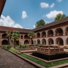 Cu curtea interioară, arcadele din piatră, balcoanele din lemn și grădina centrală, Caravanseraiul din Sheki păstrează farmecul istoric al Drumului Mătăsii.