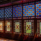 Mozaicuri din sticlă colorată, cu motive geometrice și florale, creează jocuri vii de lumină, expresie rafinată a artei azere tradiționale în Palatul Hanului.