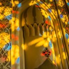 Lumina pătrunde prin mozaicurile din sticlă ale ferestrelor și se reflectă pe pereții Palatului Hanului, creând jocuri sugestive de culoare.