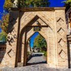 Intrare din cărămidă cu arc ogival decorat cu motive geometrice, tipică arhitecturii caucaziene, ce conduce spre Palatul Hanului din Sheki.