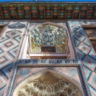 Palatul Hanului din Sheki încântă prin mozaicuri colorate, vitralii shebeke și decorațiuni persane, bijuterie din secolul al XVIII-lea în inima Caucazului.