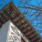 Streașinile din lemn ale Palatului Hanului din Sheki, pictate cu motive geometrice și florale, îmbină eleganța decorativă cu funcția protectoare specifică artei azere.