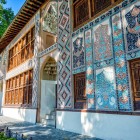 Palatul Hanului din Sheki prezintă ornamente azere cu mozaicuri policrome, motive florale și geometrice, vitralii shebeke și decorațiuni tipice caucaziene.