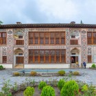 Palatul Hanului din Sheki fascinează prin mozaicuri colorate, vitralii shebeke și motive geometrice, încadrat de o curte verde elegantă și plină de farmec.