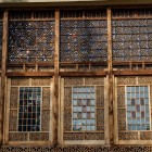 Vitraliile shebeke ale Palatului Hanului din Sheki, din lemn sculptat și sticlă colorată, creează jocuri rafinate de lumină tipice artei azere tradiționale.