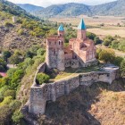 Splendida fortăreață Gremi domină colina din Georgia: simbol istoric și arhitectural, astăzi o atracție turistică fascinantă într-un peisaj sugestiv.