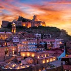 Orașul vechi din Tbilisi încântă prin case colorate, balcoane din lemn și băi antice la poalele fortăreței: un amestec fermecător de istorie, cultură și atmosferă caucaziană.