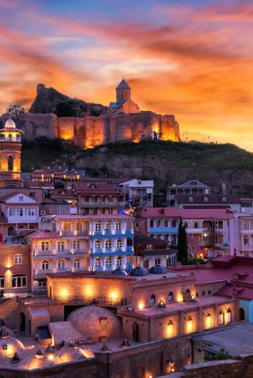 Orașul vechi din Tbilisi încântă prin case colorate, balcoane din lemn și băi antice la poalele fortăreței: un amestec fermecător de istorie, cultură și atmosferă caucaziană.