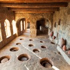 Regiunea Kakheti, Georgia de Est: vechea cramă a Mănăstirii Nekresi, cu vase tradiționale kvevri pentru vin, în inima istoricei zone viticole, al cărei oraș principal este Telavi.