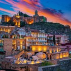 Orașul vechi din Tbilisi încântă prin casele colorate, balcoanele din lemn și băile antice de la poalele fortăreței: un mix unic de istorie, cultură și spirit caucazian.