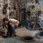 Degustare de vin direct din vasele subterane vechi la crama Nodari din Velistsikhe, lângă Sighnaghi, Kakheti - inima autentică a tradiției viticole istorice a Georgiei