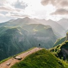 Trăiește un tur captivant pe Drumul Militar Georgian: panorame spectaculoase asupra Caucazului, văi legendare și opriri istorice pe unul dintre cele mai fascinante trasee din Georgi