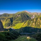 De la orașul Vladikavkaz până la versanții sudici ai Caucazului, Drumul Militar Georgian traversează Mtskheta-Mtianeti printre istorie milenară și peisaje spectaculoase.