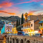 În centrul vechi al orașului Tbilisi, printre balcoane din lemn, fațade colorate și lumini la apus, se simte o atmosferă romantică unde Orientul și Occidentul se întâlnesc.