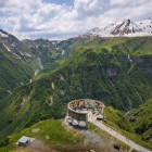 Vedere aeriană a Monumentului Prieteniei Rusia–Georgia de-a lungul Drumului Militar: între Gudauri și Pasul Jvari domină spectaculoasa Vale a Diavolului din Caucaz.