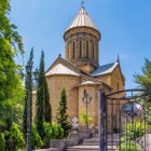Aflată pe malul râului Kura, Catedrala Sioni, în inima Orașului Vechi din Tbilisi, este un simbol spiritual și arhitectural al Bisericii Ortodoxe Georgiene.