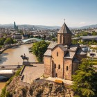 Biserica Metekhi domină râul Kura de pe o stâncă: simbol al orașului Tbilisi, îmbină istoria medievală cu panorame spectaculoase asupra orașului.