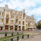 O plimbare pe Bulevardul Rustaveli din Tbilisi înseamnă clădiri elegante, teatre istorice și cafenele animate, într-o atmosferă culturală și cosmopolită.