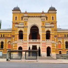 Opera din Tbilisi îmbină stilul maur cu influențe orientale, având arcade decorate, cupole elegante și culori vibrante cu farmec exotic.