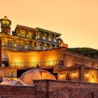Băile sulfuroase din Tbilisi, construite pe izvoare termale naturale, au dat naștere orașului în secolul al V-lea și rămân simbol al tradiției și al stării de bine.